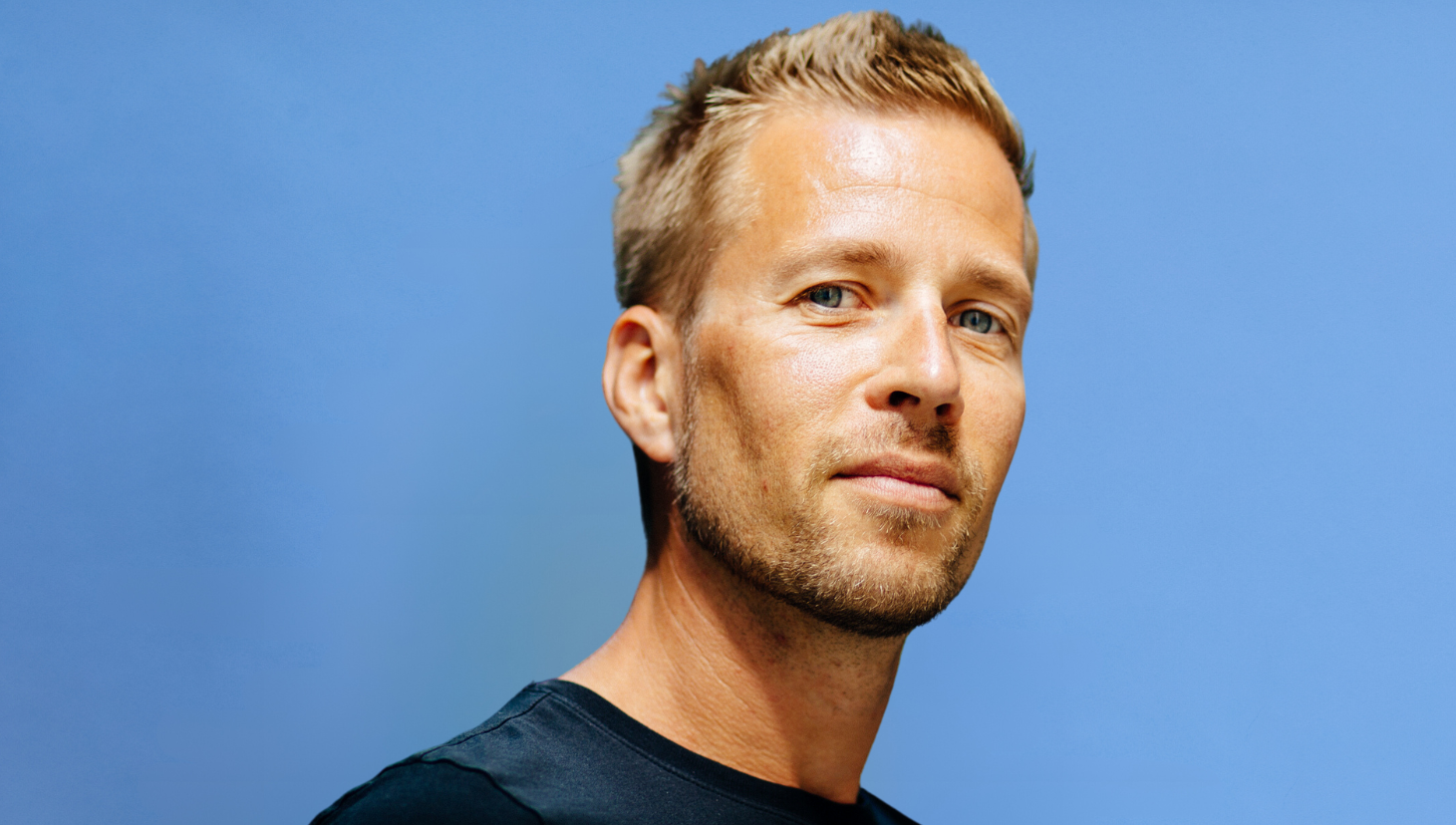 Foto zeigt Herrn Christoph Barsan mit blauem Hintergrund