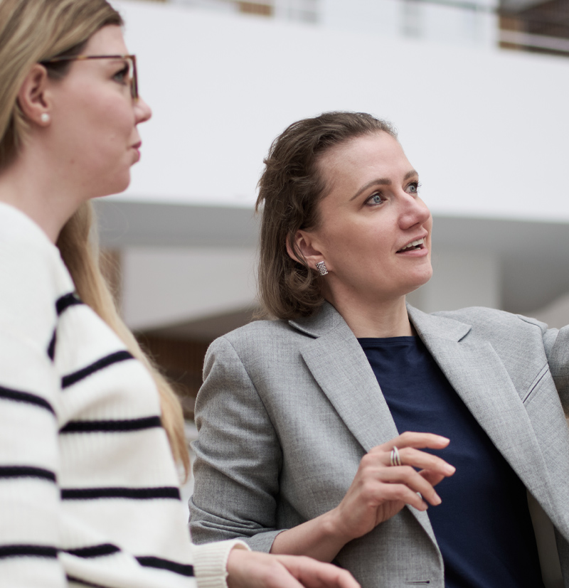 Grafik zeigt Frau Dr. Sabrina Zolg und Frau Sieglinde Schmid in einem Gespräch