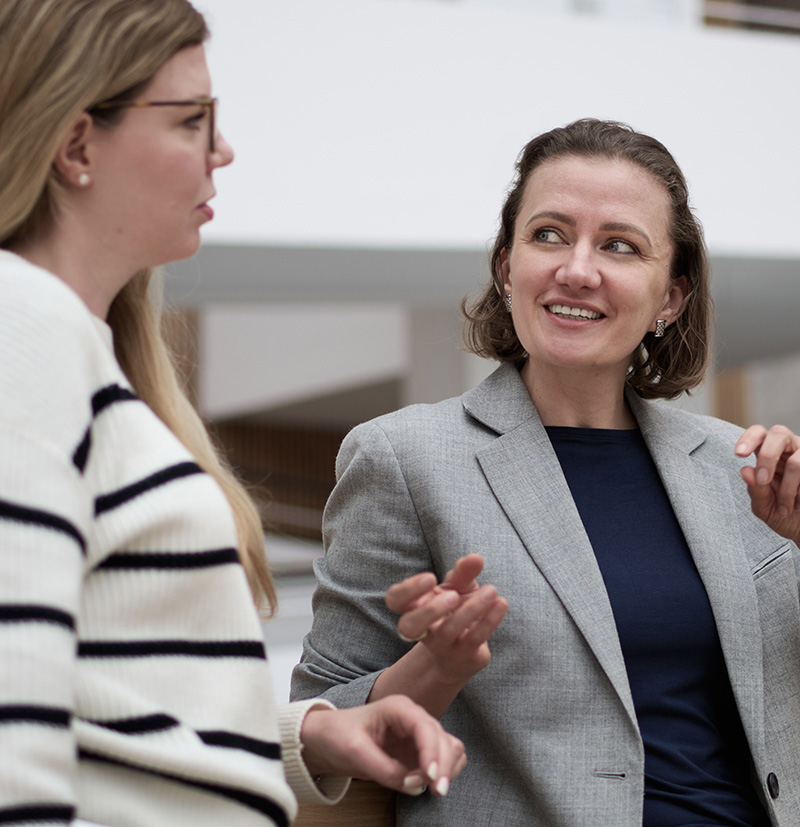 Grafik zeigt Frau Dr. Sabrina Zolg und Frau Sieglinde Schmid in einem Gespräch