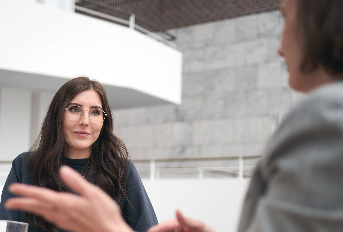 Das Foto zeigt Frau Isabelle Bartikowski und Frau Dr. Sabrina Zolg in einem Gespräch.
