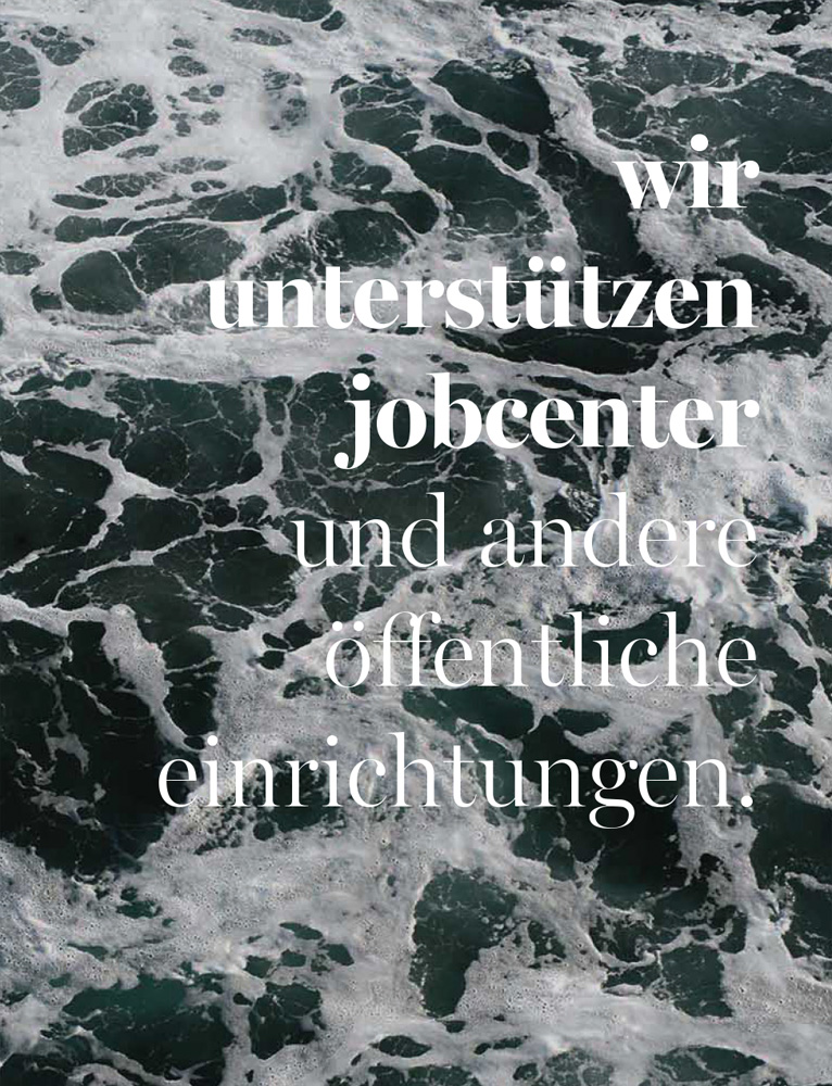 Aufgeschäumtes Meerwasser mit großer Aufschrift: „wir unterstützen jobcenter und andere öffentliche einrichtungen“
