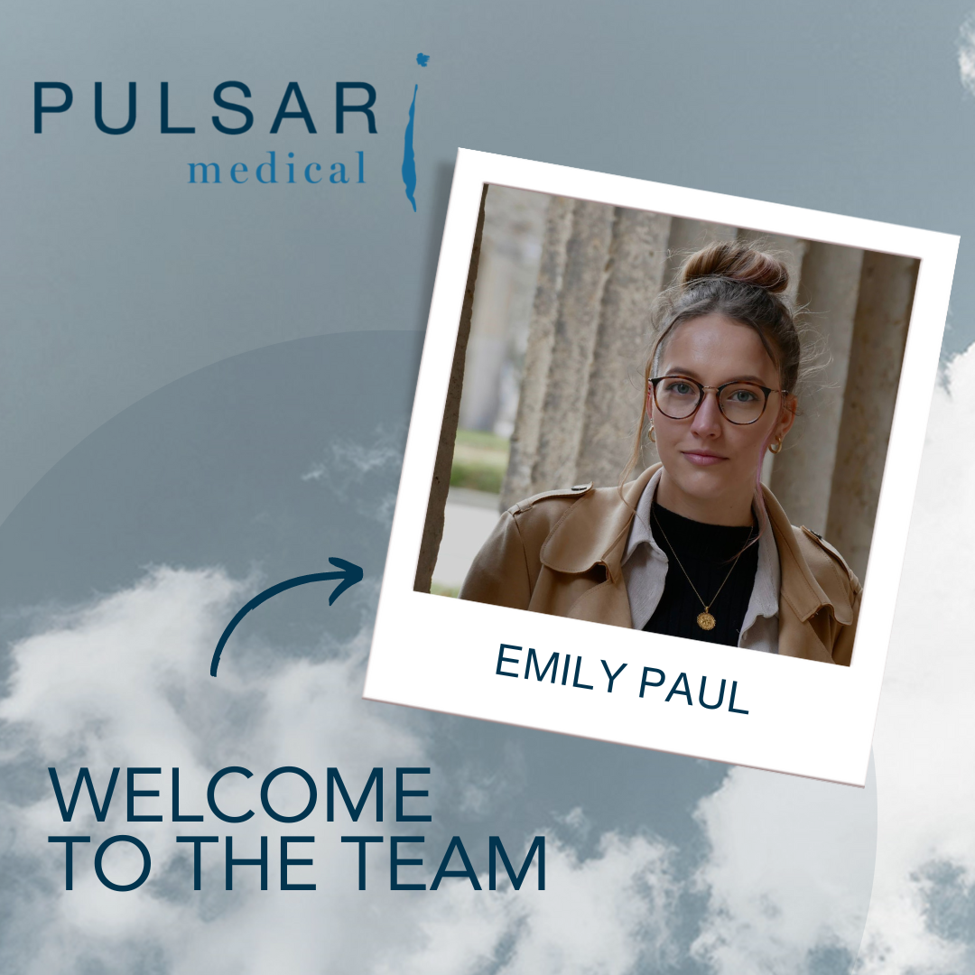 Grafik zeigt ein Polaroid Bild von Frau Emily Paul. Ebenfalls auf der Grafik ist das Logo der PULSAR Medical AG zu sehen (oben links) und unten links der Schriftzug „welcome to the team“ mit einem Pfeil zu dem Polaroid von Frau Emily Paul.