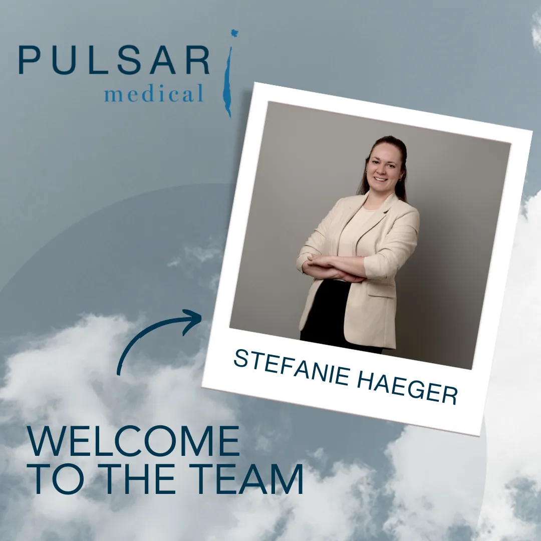 Grafik zeigt ein Polaroid Bild von Frau Stefanie Haeger. Ebenfalls auf der Grafik ist das Logo der PULSAR Medical AG zu sehen (oben links) und unten links der Schriftzug „welcome to the team“ mit einem Pfeil zu dem Polaroid von Frau Stefanie Haeger.
