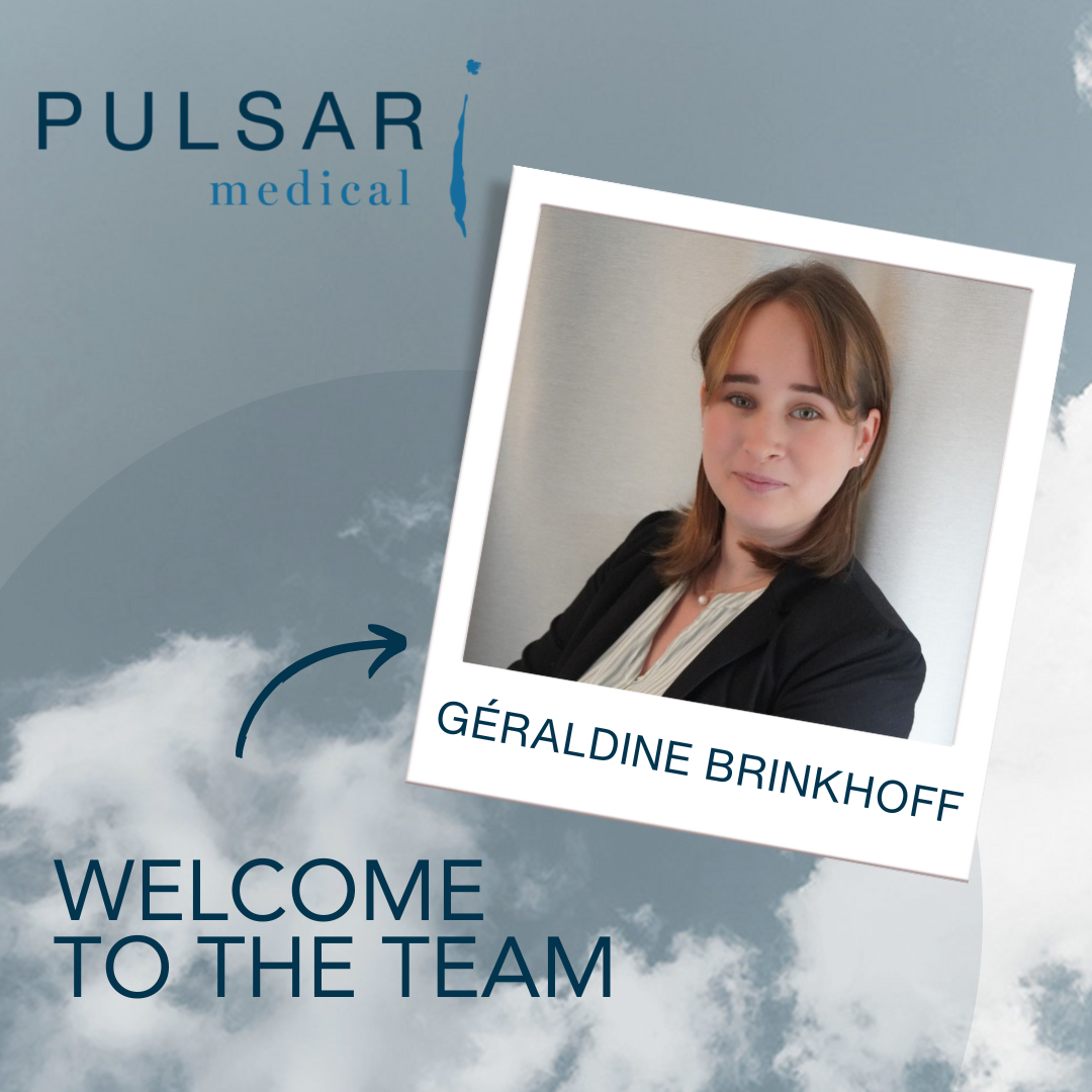 Grafik zeigt ein Polaroid Bild von Frau Géraldine Brinkhoff. Ebenfalls auf der Grafik ist das Logo der PULSAR Medical AG zu sehen (oben links) und unten links der Schriftzug „welcome to the team“ mit einem Pfeil zu dem Polaroid von Frau Géraldine Brinkhoff.