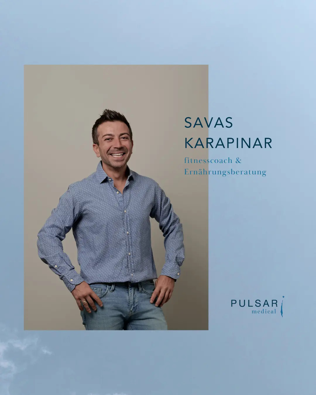 Porträt von Savas Karapinar, einem Fitnesscoach und Ernährungsberater, in einem hellen Hemd.